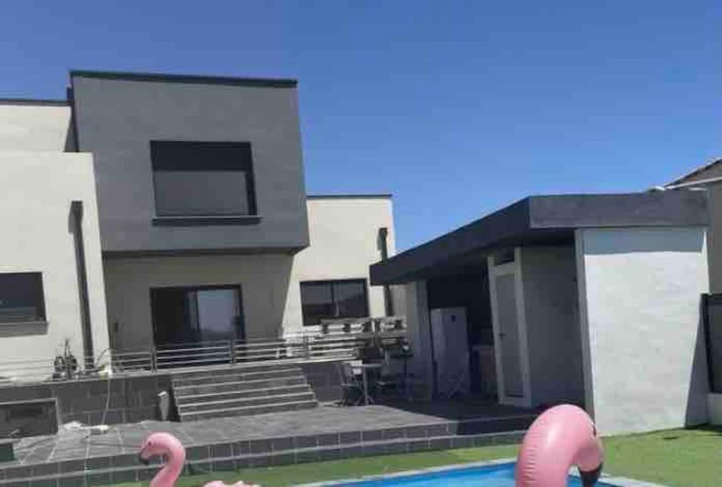 Proche Plage ,Lumineux, Confort Et Bien Situe Villa Meze Luaran gambar